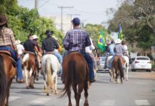 Cavalgada marca lançamento do Pecuária para Todos e mobiliza população para troca de ingressos em Goianésia